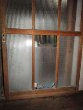 浴室入口引戸(木製建具)のガラス補修前