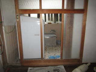 浴室入口引戸(木製建具)のガラス補修中