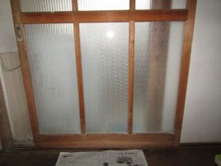 浴室入口引戸(木製建具)のガラス補修後