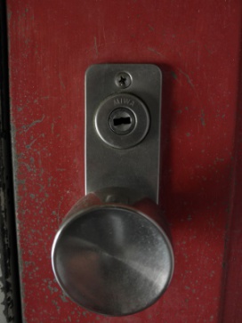 アパートの玄関ドア面付き錠の交換前